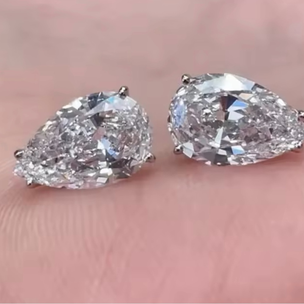 18k 0.75ct  Pear Cut Studs - Picture 3 of 13